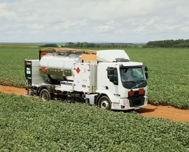 Abastecimento de trator em campo